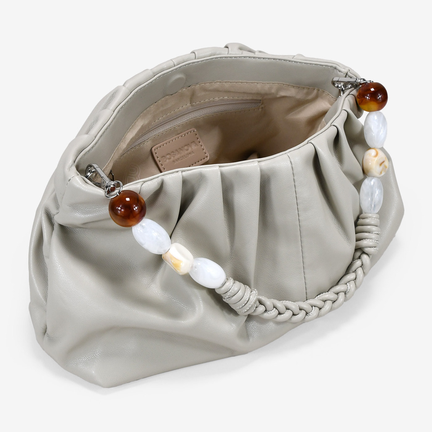 Bolso de mano beige con asa de cuentas