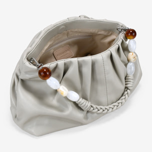 Bolso de mano beige con asa de cuentas