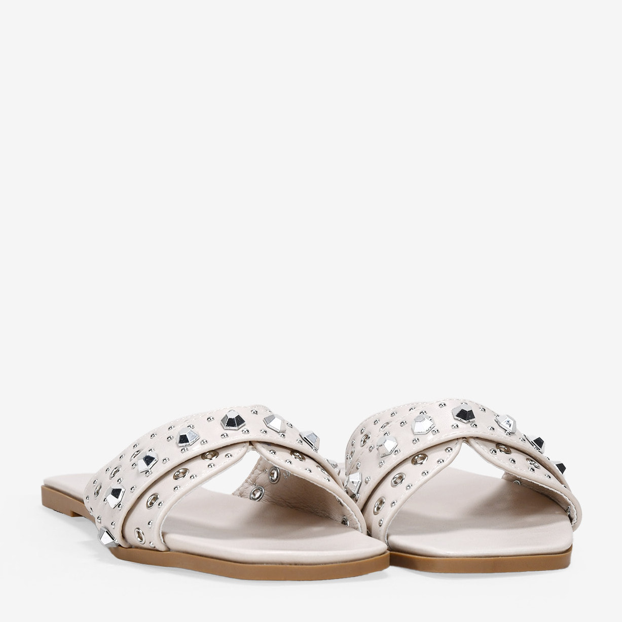 Sandalias planas beige con tachas metálicas