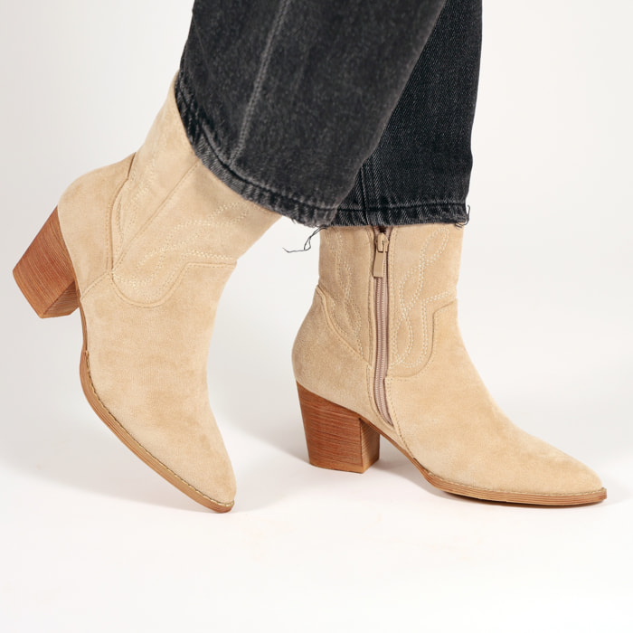 Stivaletti texani in simil pelle scamosciata con ricamo