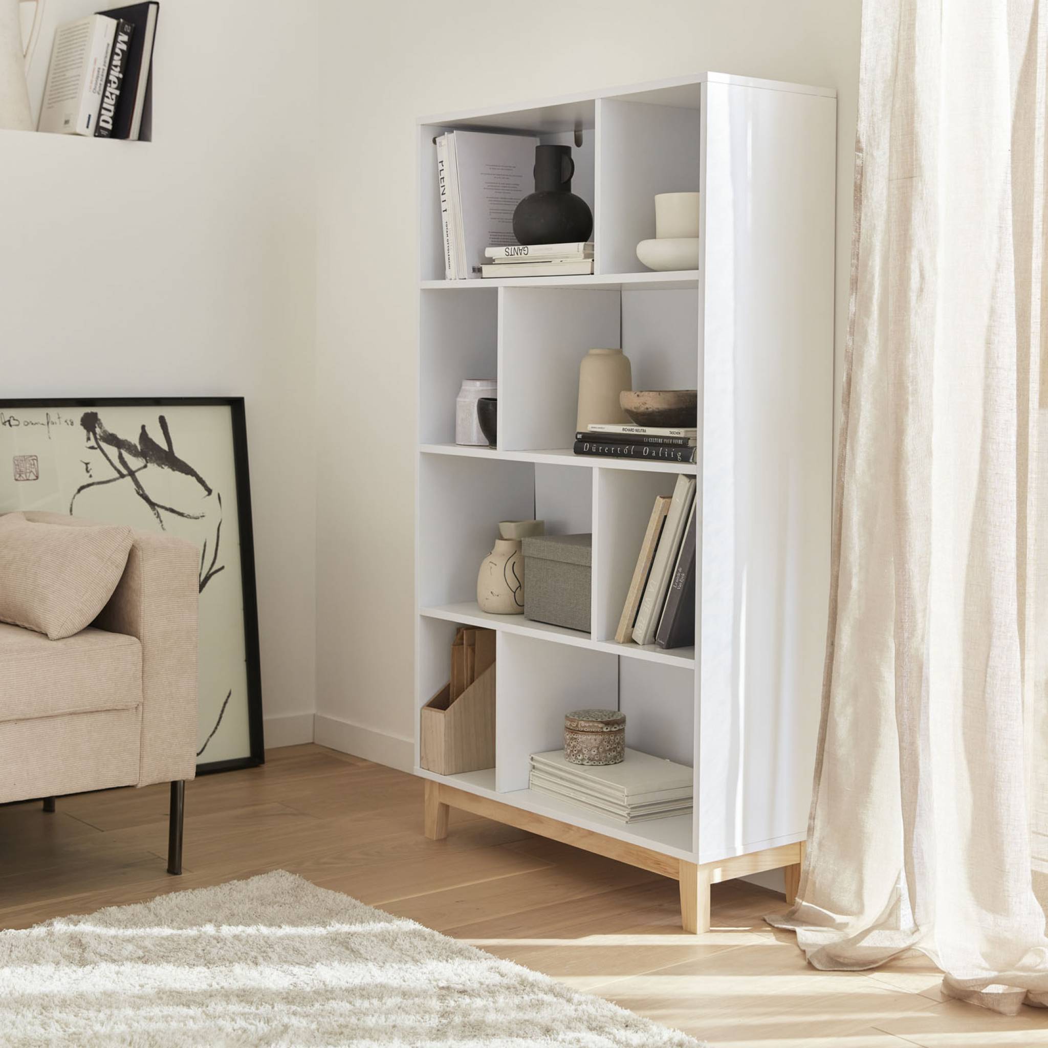 Bibliothèque scandinave blanche. étagère asymétrique - Floki - pieds en bois de sapin. 4 étagères. 8 compartiments. 80x30x138cm
