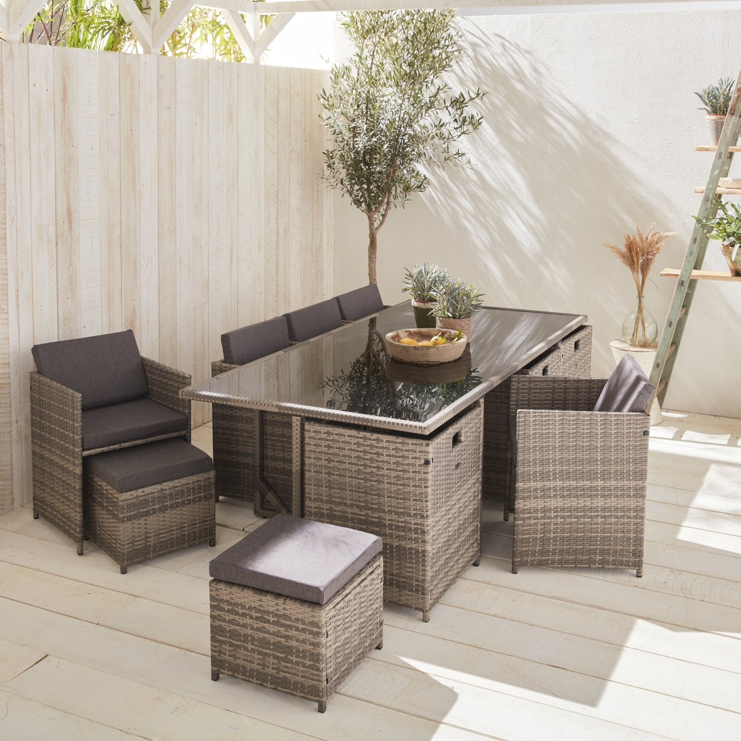 Table de jardin encastrable résine tressée + 12 assises nuances de gris. coussins gris chiné. table encastrable + Housse de protection gris foncé polyester