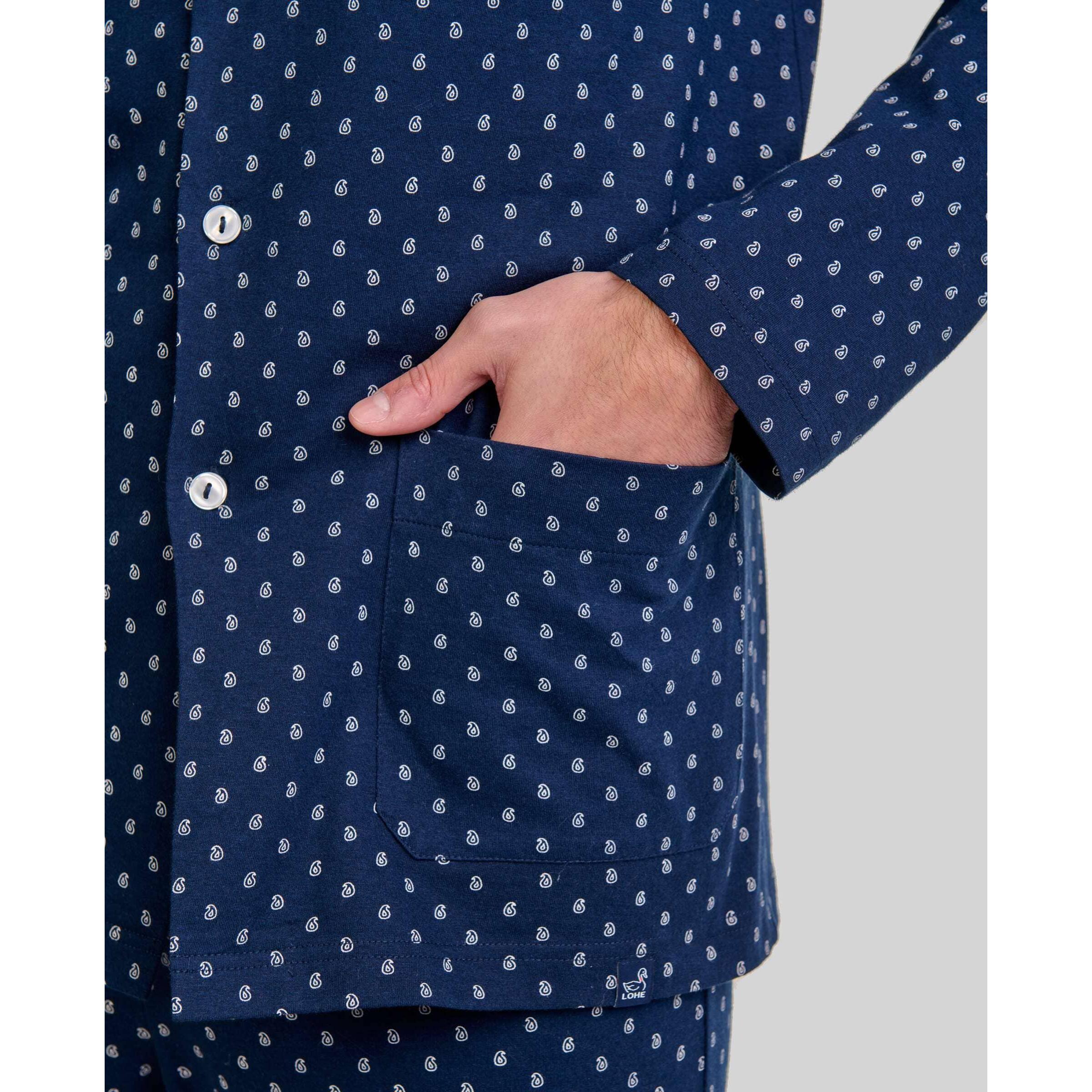 Pijama hombre estampado, parte superior abierta con botones, bolsillos de plastrón, manga larga y pantalón largo