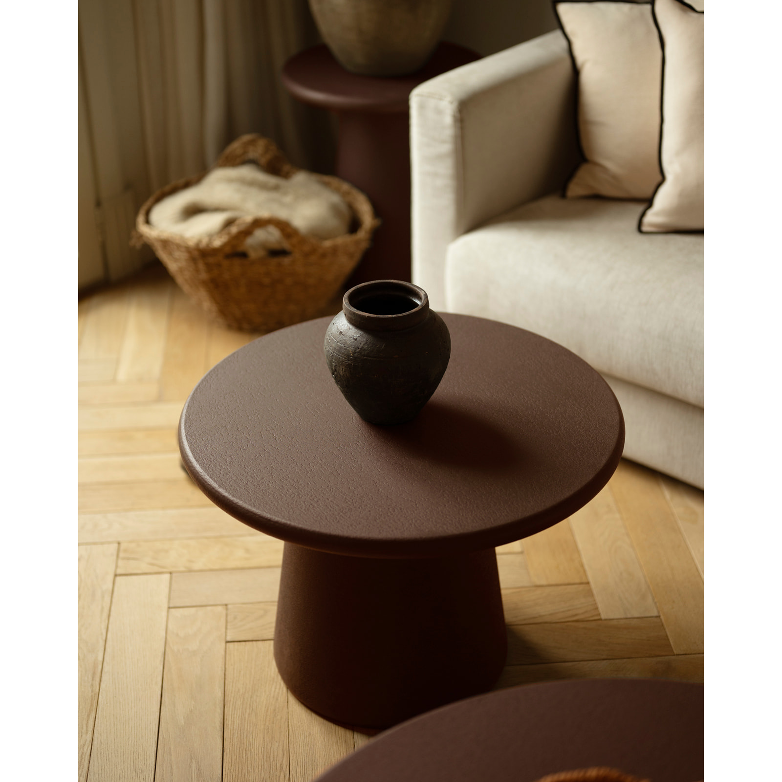Table basse ronde en microciment marron en différentes tailles