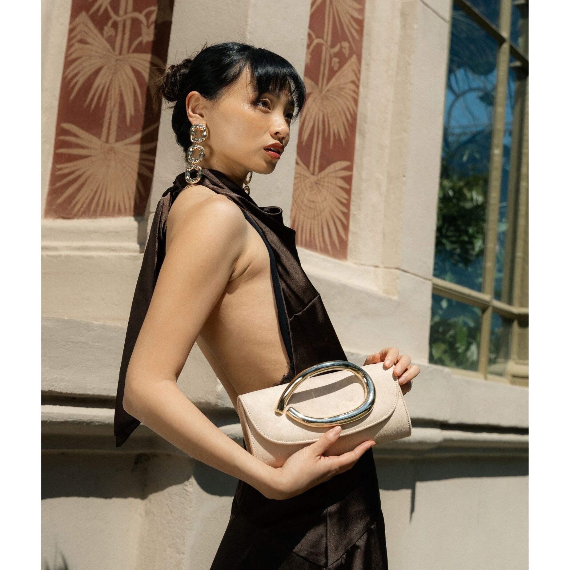 Bolso clutch beige con asa de metal