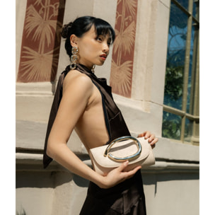 Bolso clutch beige con asa de metal