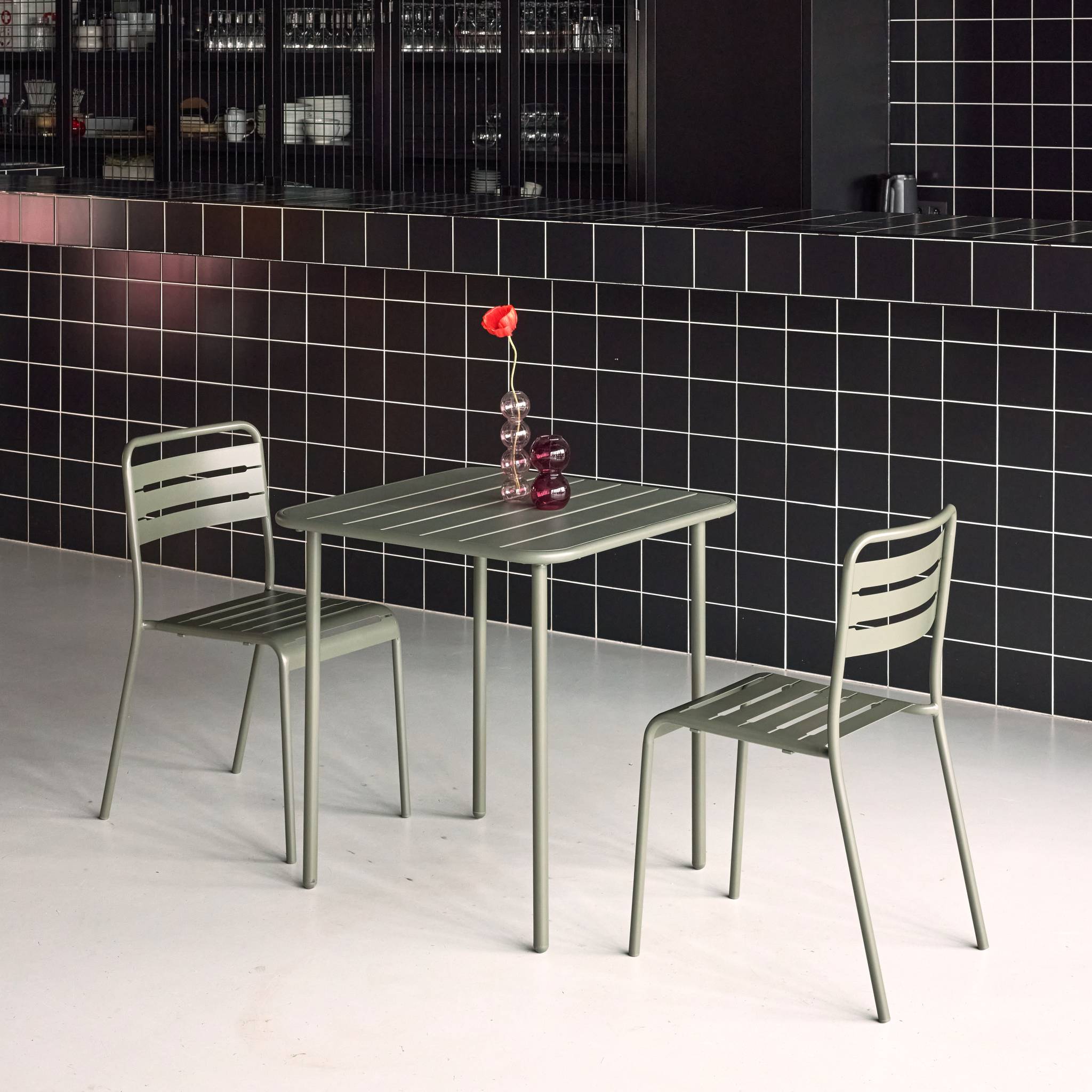 Table de jardin métal + 2 assises kaki Amélia. lattes et bords arrondis. traitement antirouille