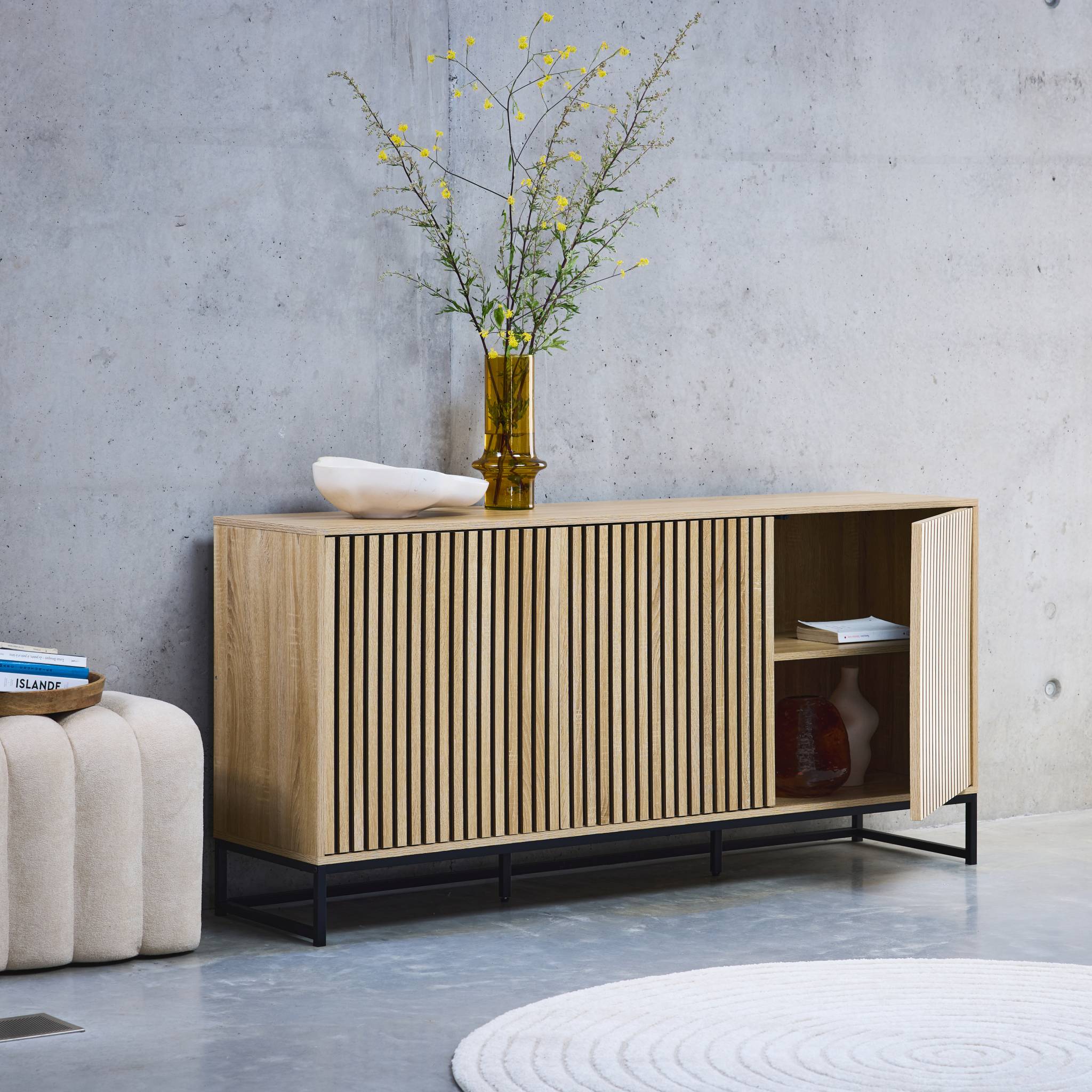 Buffet style contemporain avec 3 portes effet bois rainuré ouverture par pression. buffet bas. piètement en métal noir L160cm