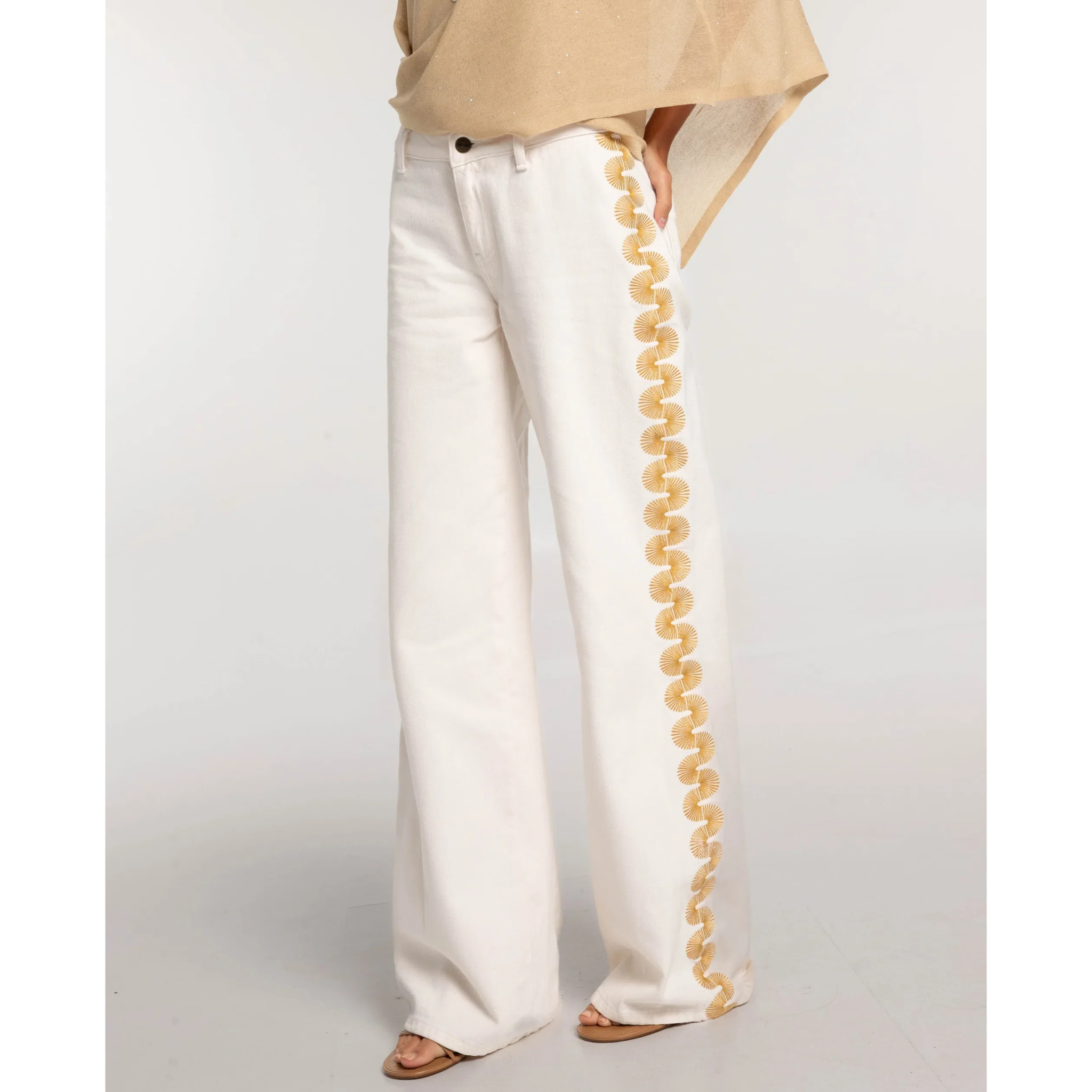 Pantalón vaquero recto con bordados de mujer