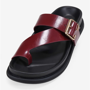 Sandalias de dedo burdeos con hebilla
