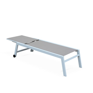 Lot de 2 bains de soleil Solis en textilène matelassé. transats 6 positions. structure blanc. textilène taupe