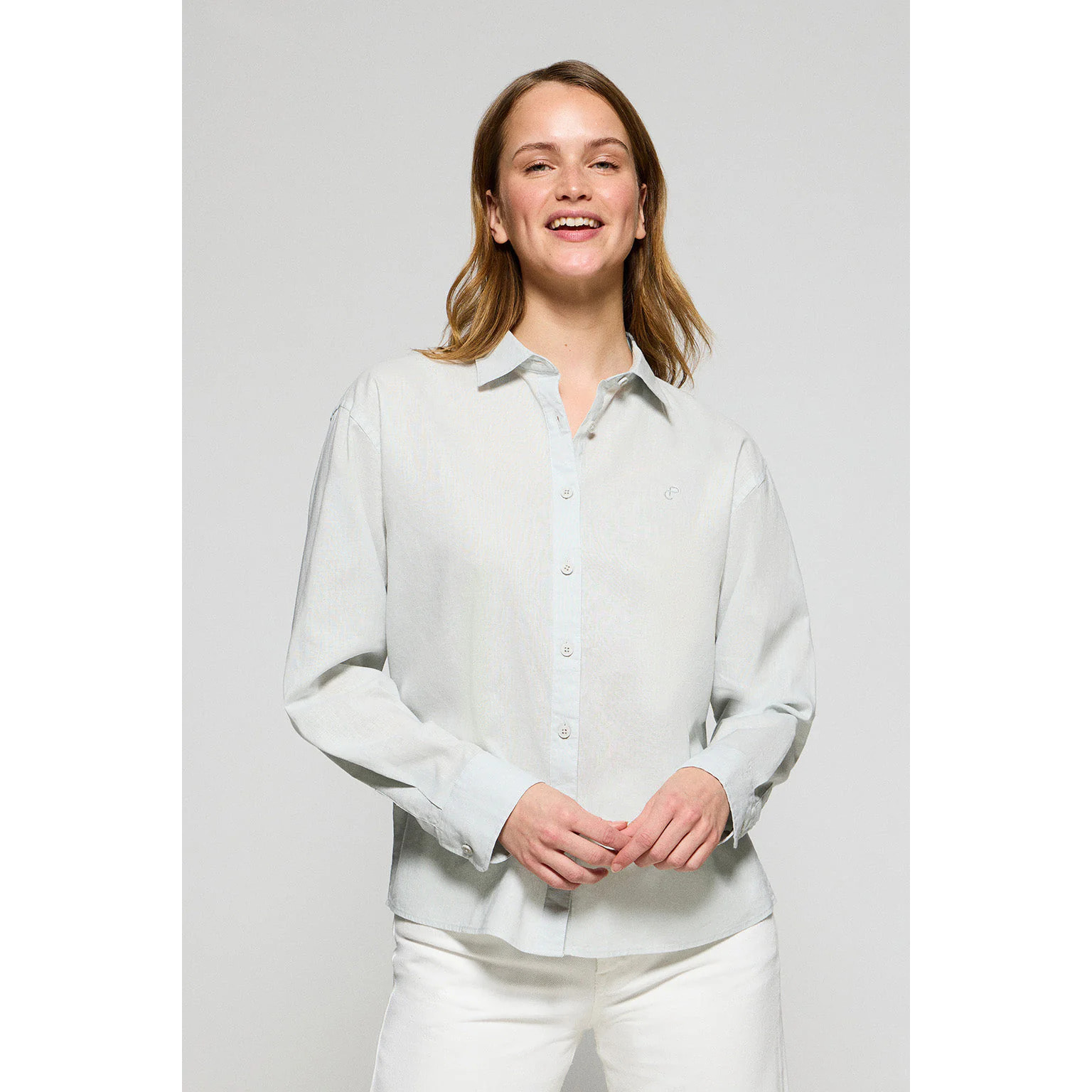 Camisa verde claro loose fit de lino y algodón con monograma bordado