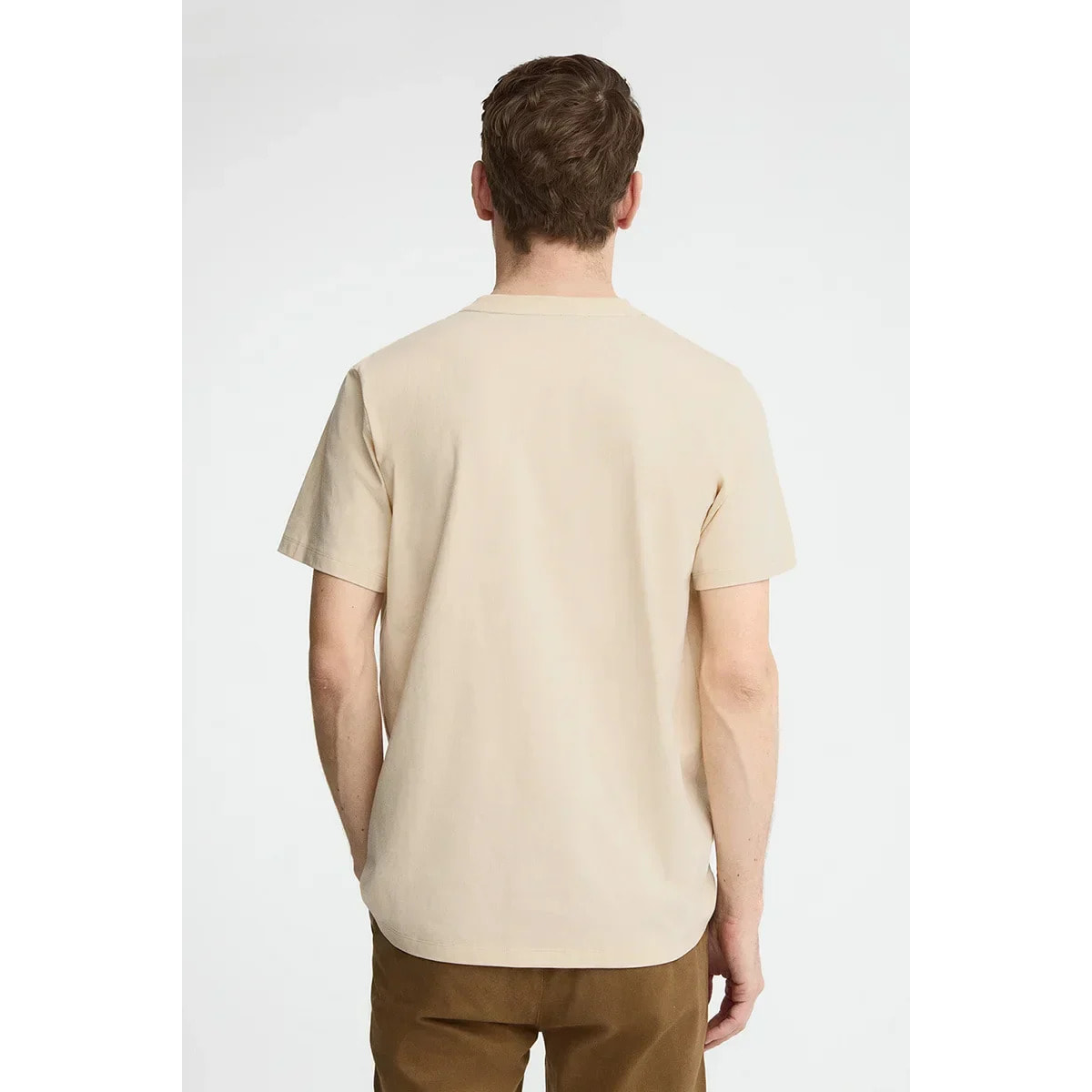 Camiseta color crema de cuello pico con logo Rigby Go