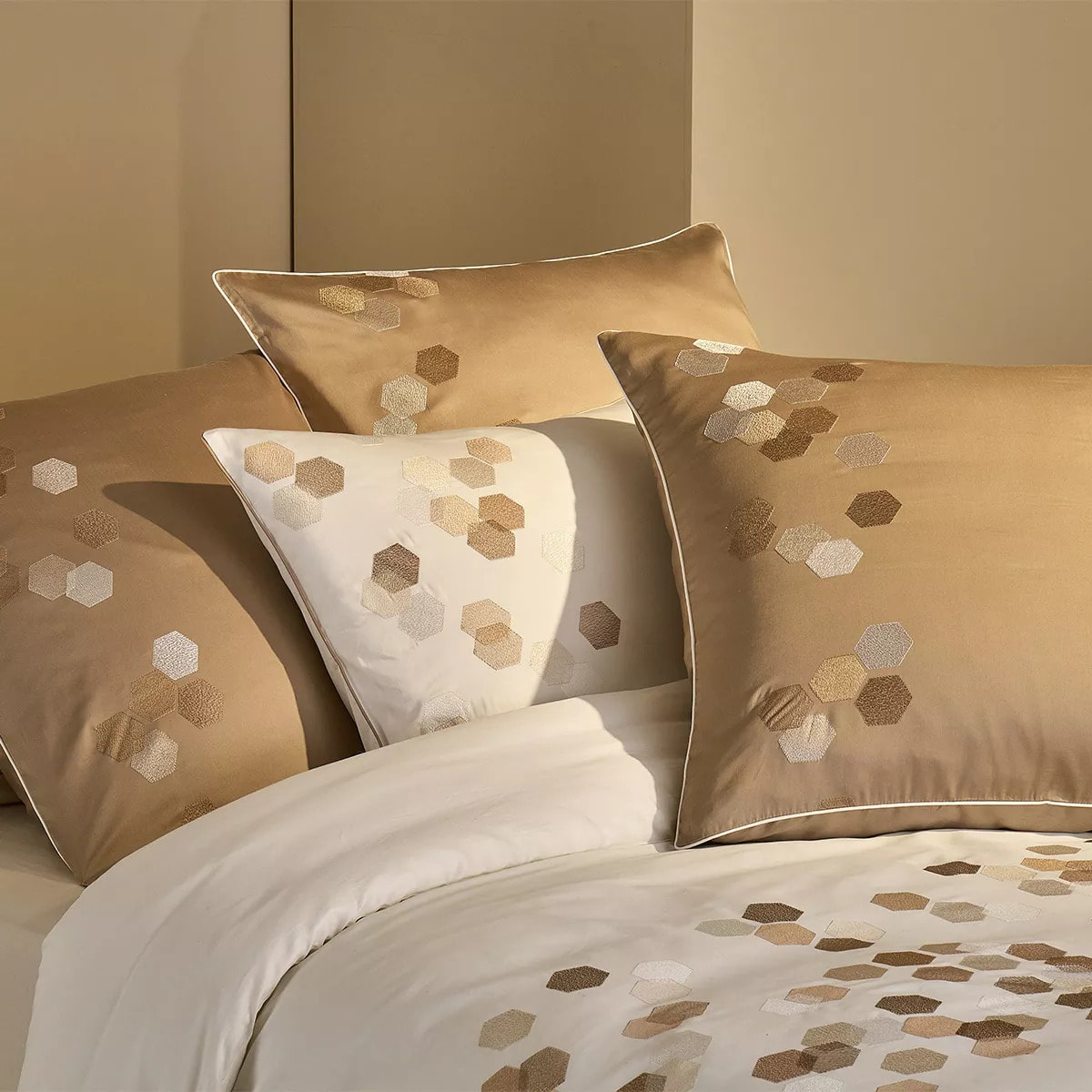 Taie d'oreiller satin de coton brodé beige Hexagones angora