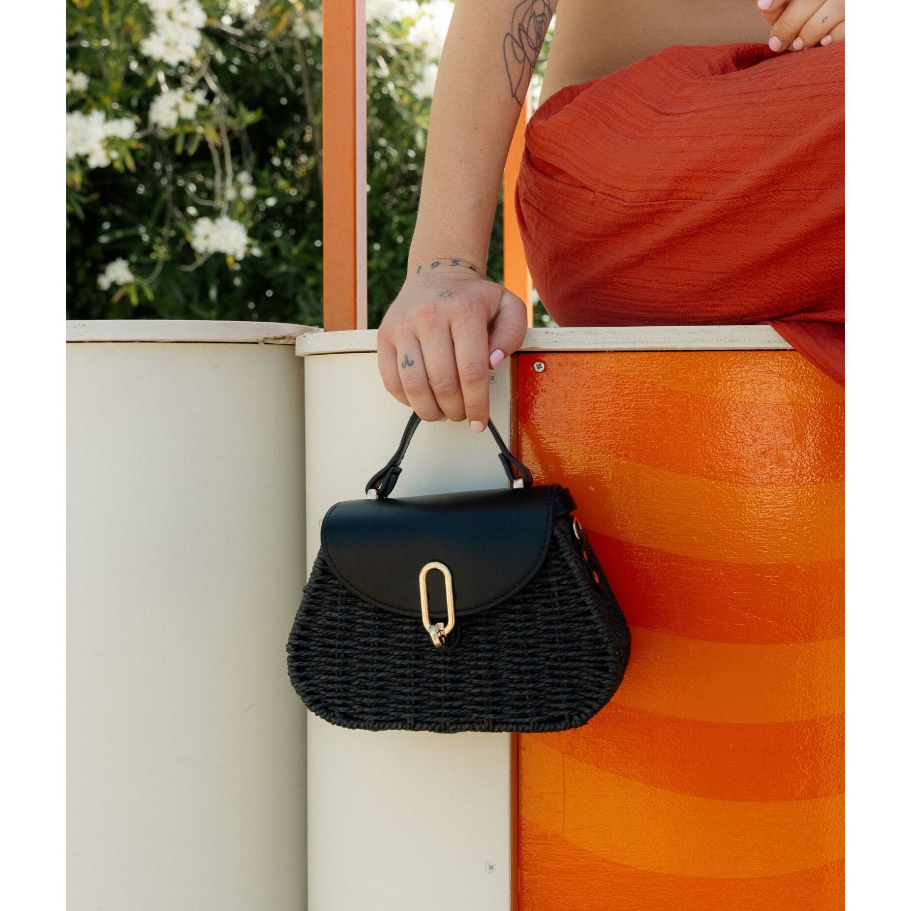 Bolso caja negro con solapa y asa de cruzar