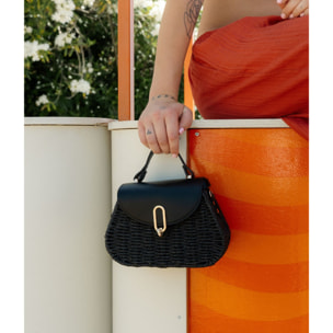 Bolso caja negro con solapa y asa de cruzar