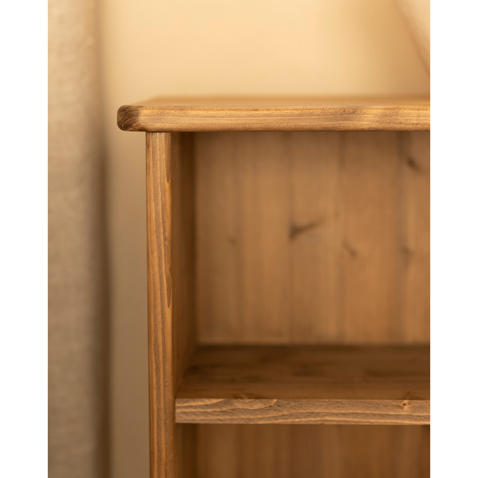 Mesita de noche de madera maciza en tono roble oscuro de 50x42cm Alto: 50 Largo: 42 Ancho: 27
