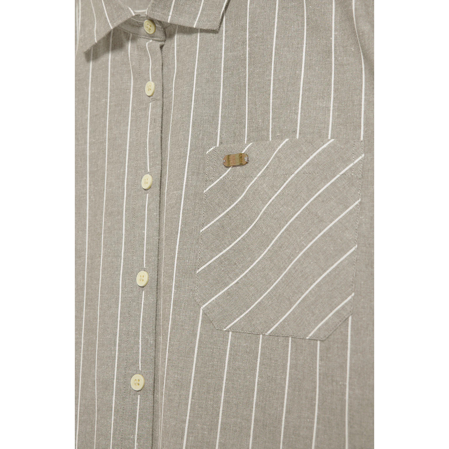 Camisa beige Scarlet a rayas loose fit con botón nacarado