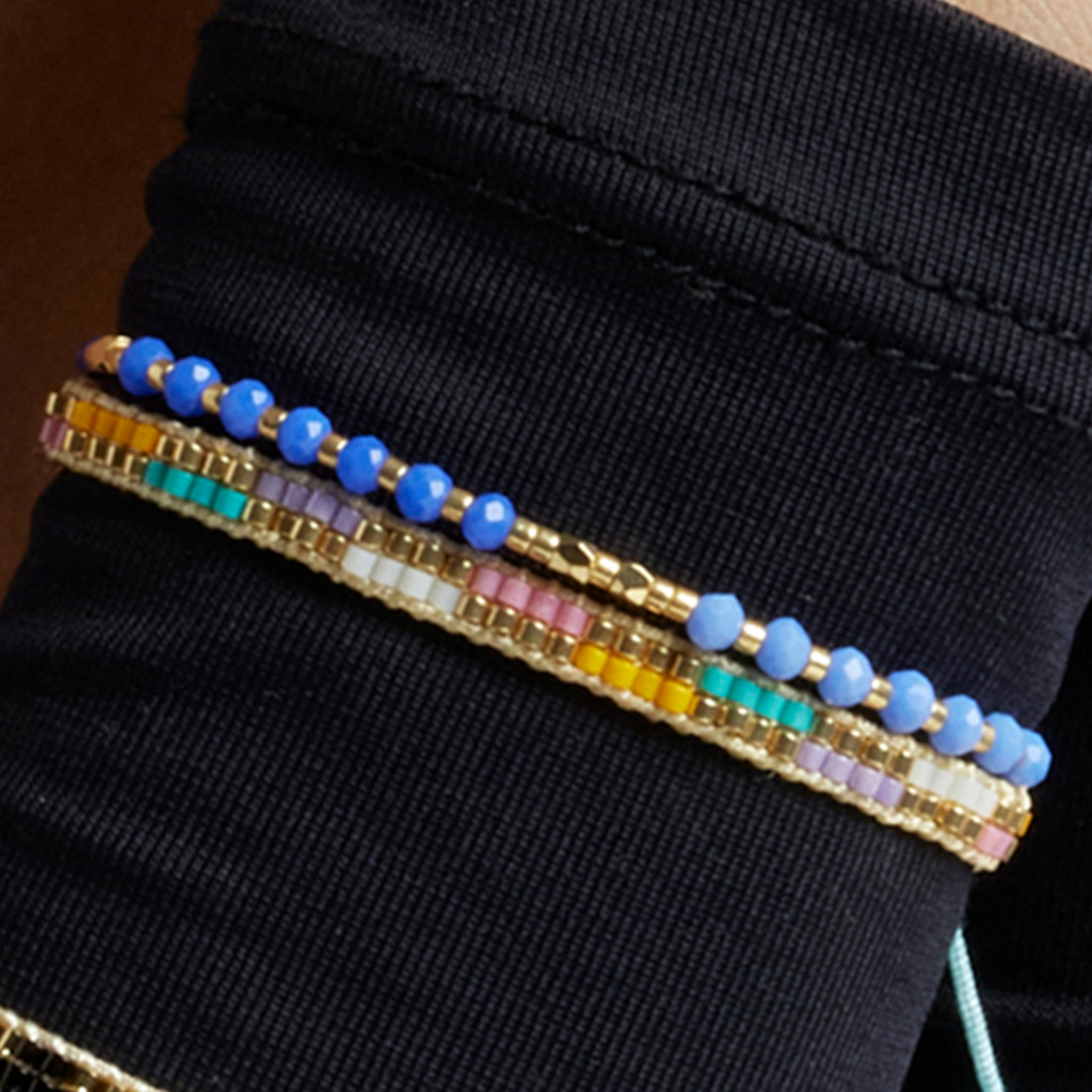 Pulsera con Cristal Azul acabado oro 18k