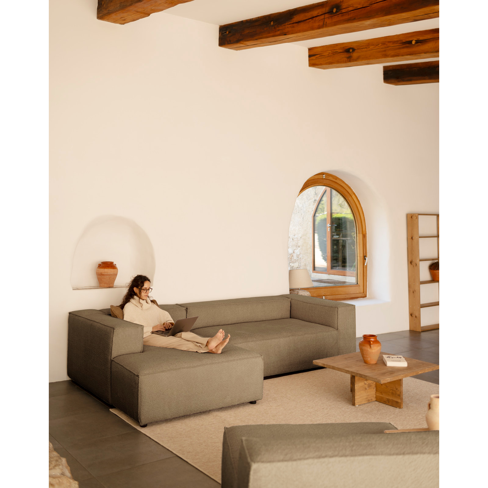 Sillón de bouclé color marrón de 110x90cm Alto: 70 Largo: 110 Ancho: 90