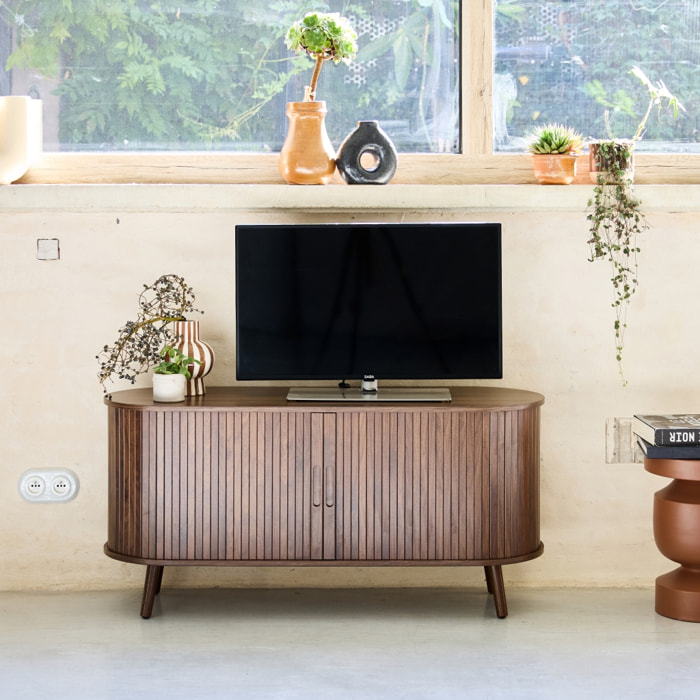 Meuble TV scandinave 2 portes coulissantes. 4 compartiments. effet bois rainuré noyer. L120 x 40 x 57 cm