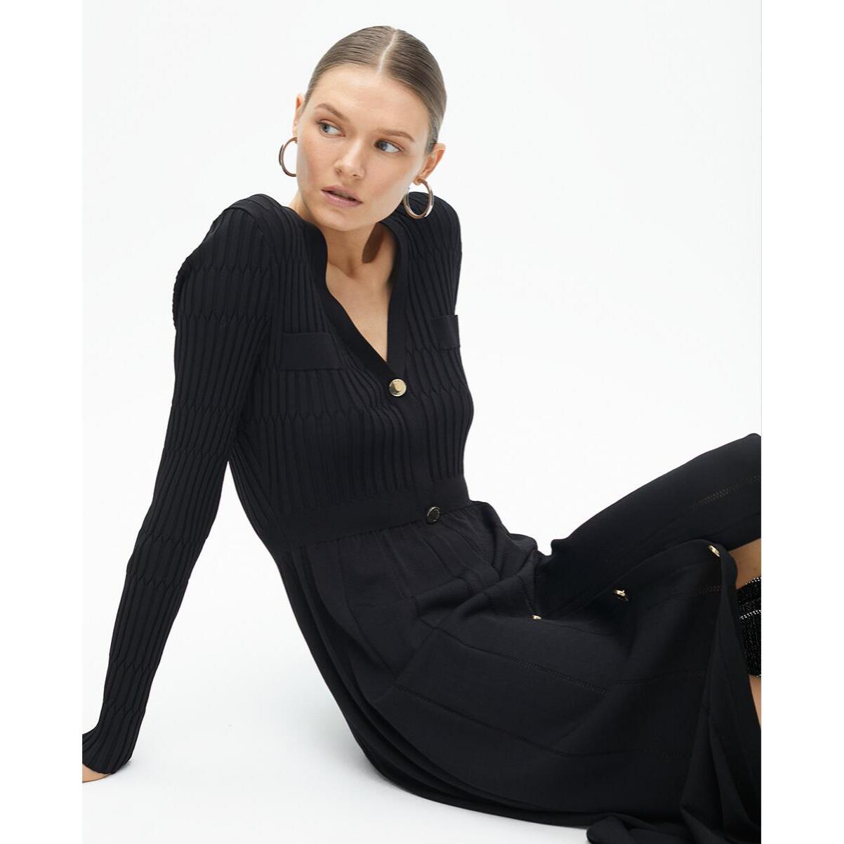 Abito in maglia con bottoni e gonna a trapezio