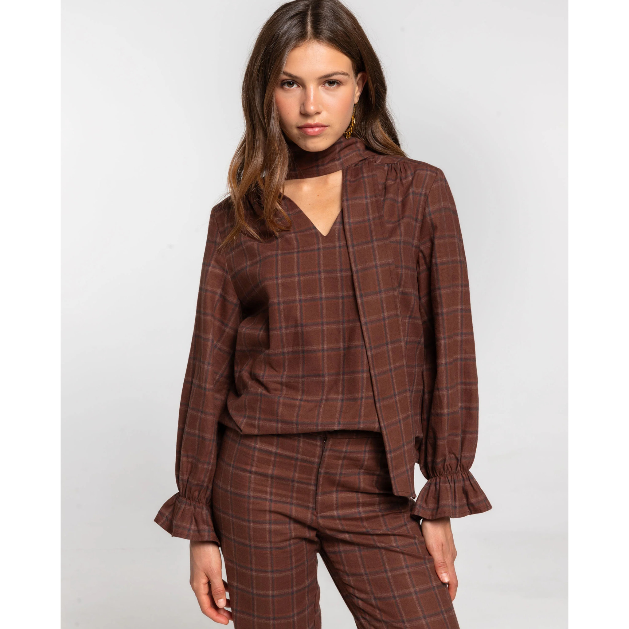 Blusa marrón con escote pico, foulard y manga larga con puño elástico