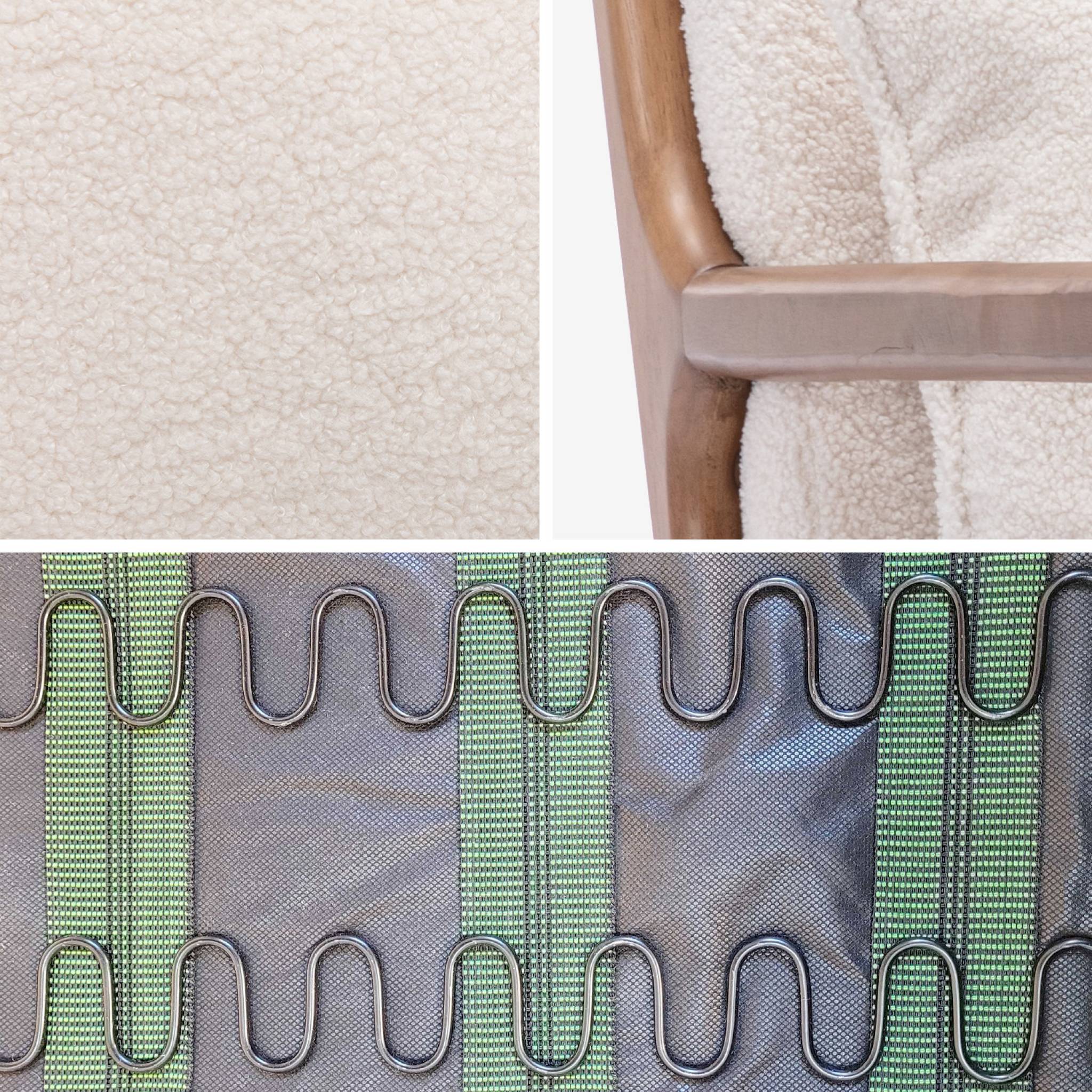 Fauteuil à bascule design en bois et tissu. bouclettes blanches. structure hévéa teinté noyer foncé