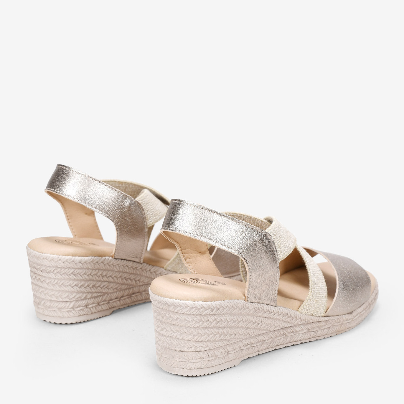 Sandalias doradas en piel con cuña