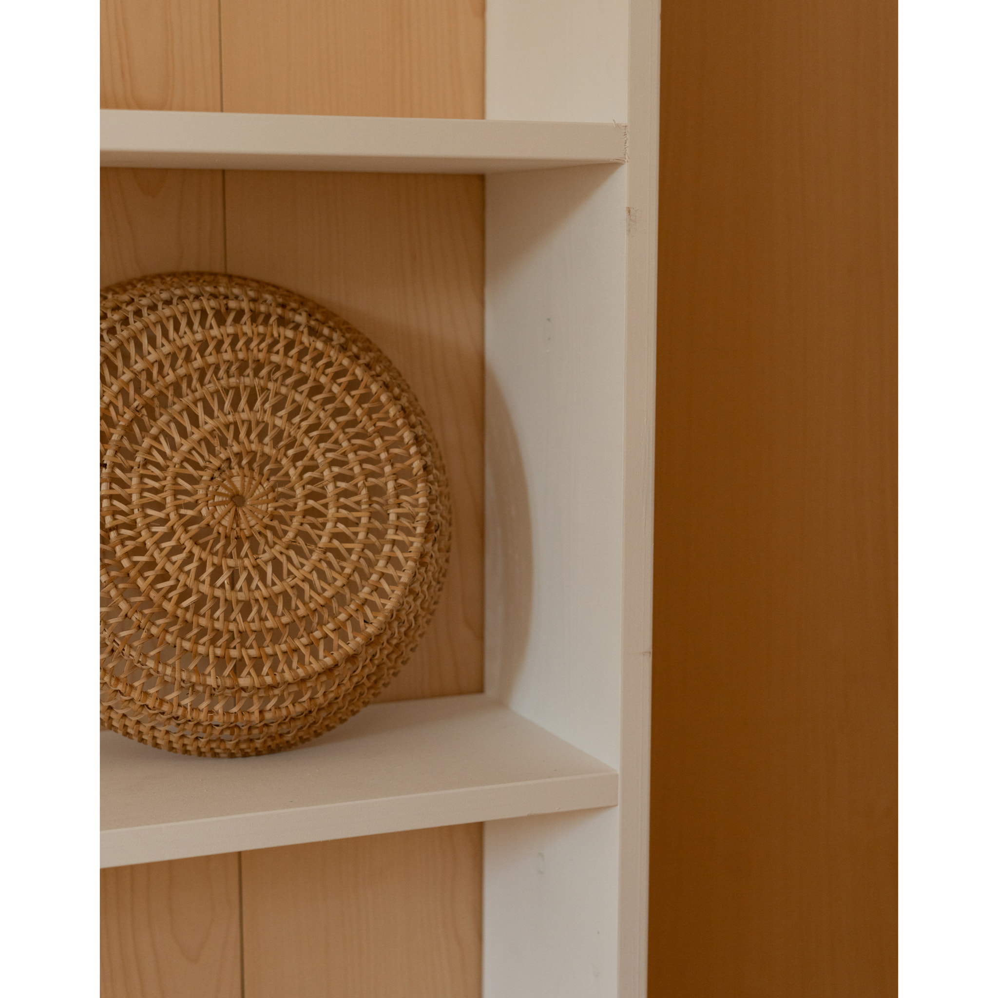 Estantería de madera maciza tono blanco con 3 estantes Alto: 146 Largo: 80 Ancho: 20