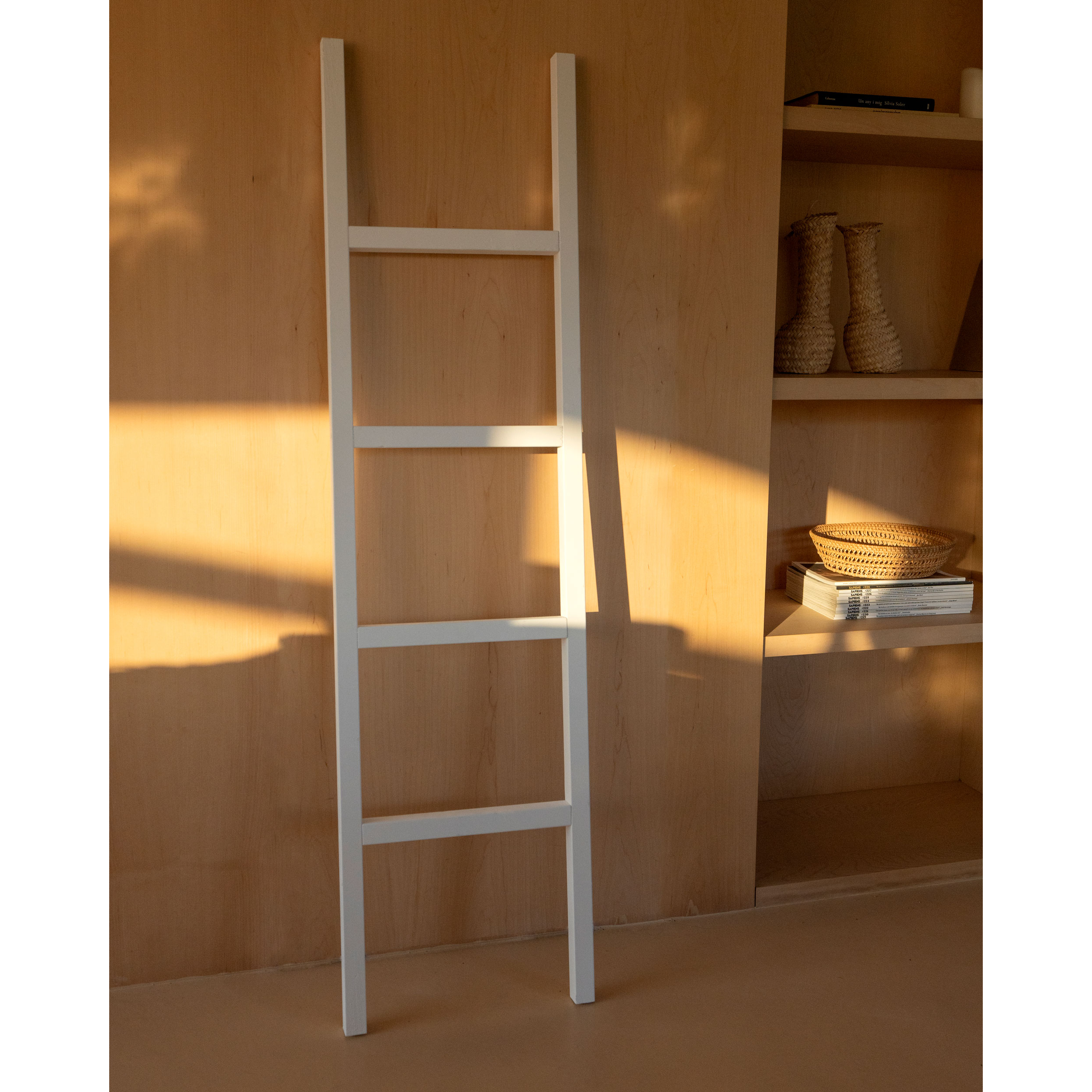 Escalera de madera maciza en tono blanco de 150x41cm Alto: 150 Largo: 41 Ancho: 3.5