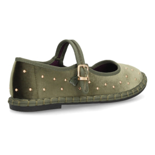 Merceditas planas con tachuelas metálicas.