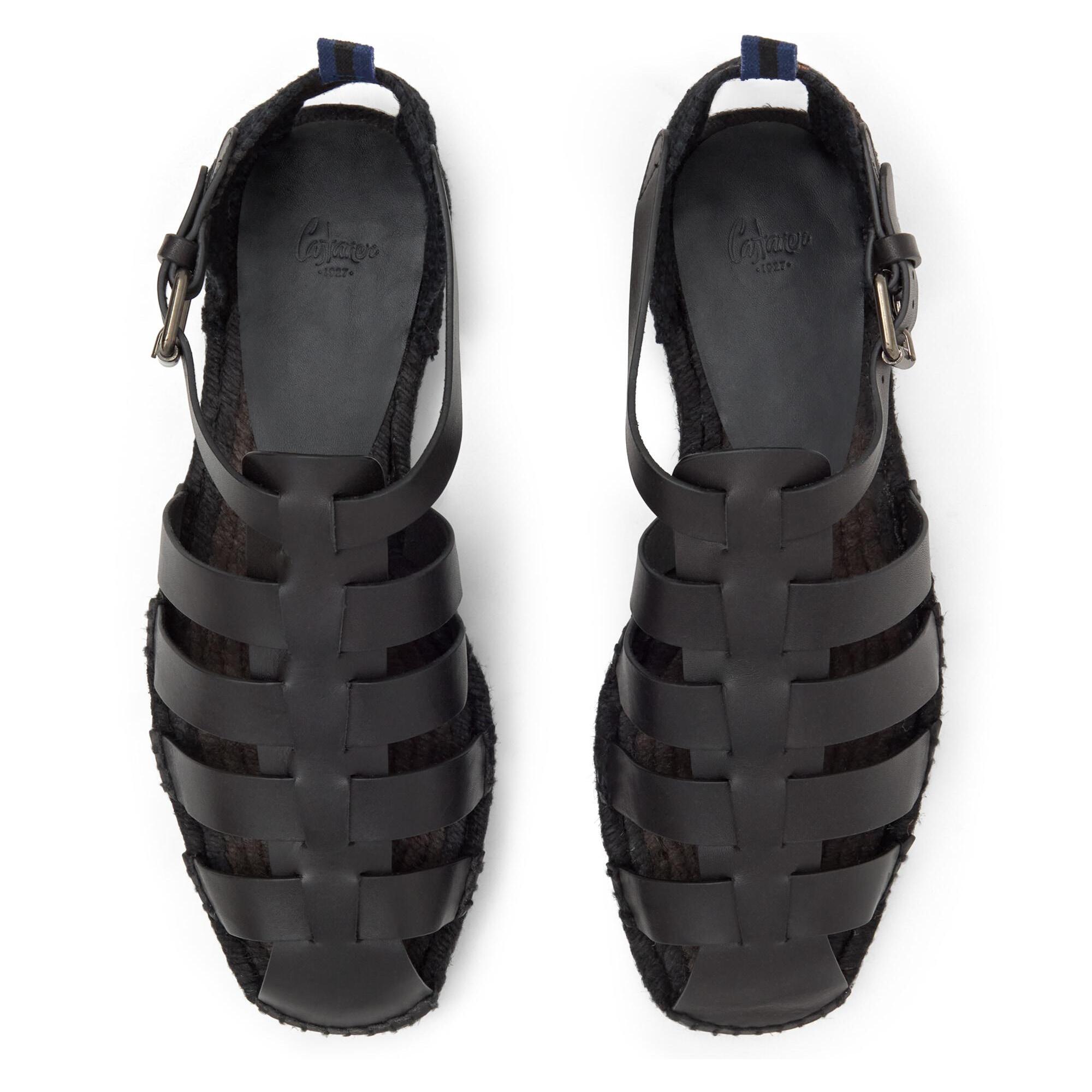 Sandalia plana cangrejera Pietro en vaqueta con cierre de hebilla