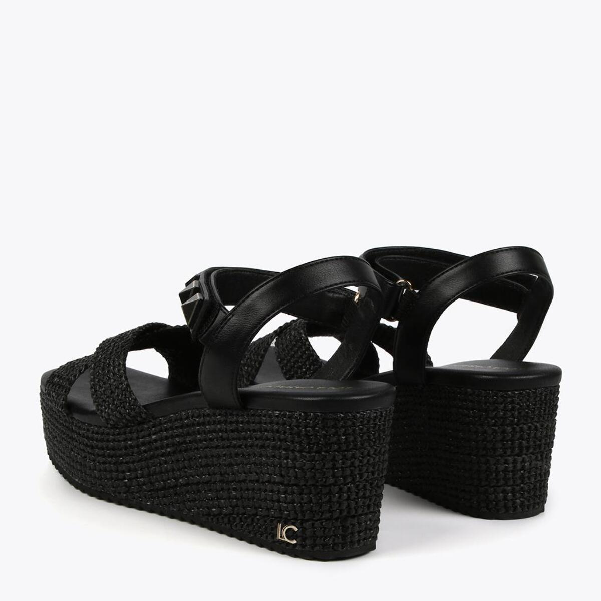 Sandali con plateau dettagli in metallo