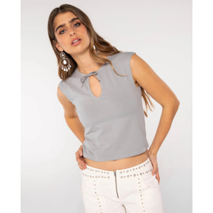 Top de mujer con cuello cut out y lazada