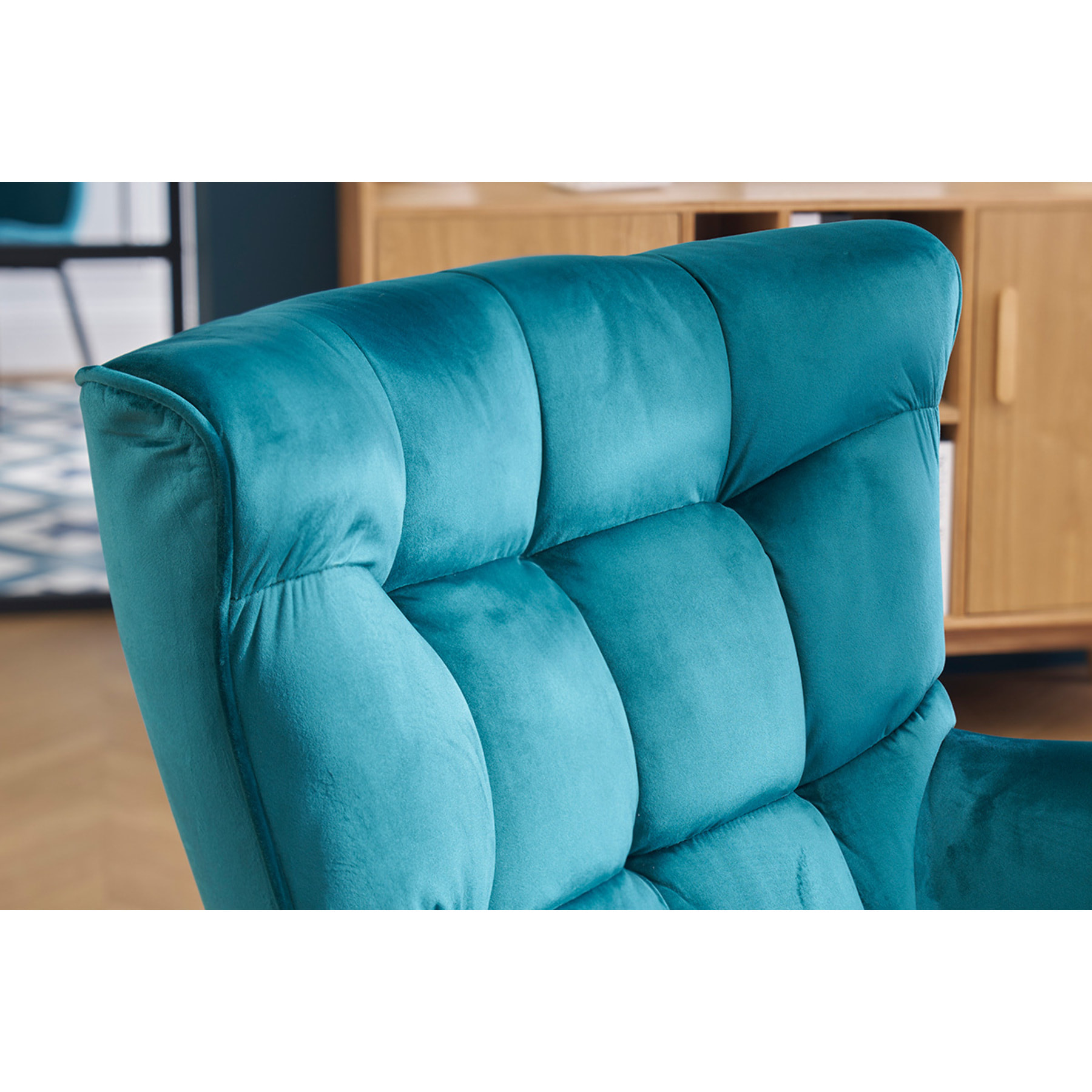 Fauteuil scandinave en tissu velours bleu pétrole et bois clair AVERY