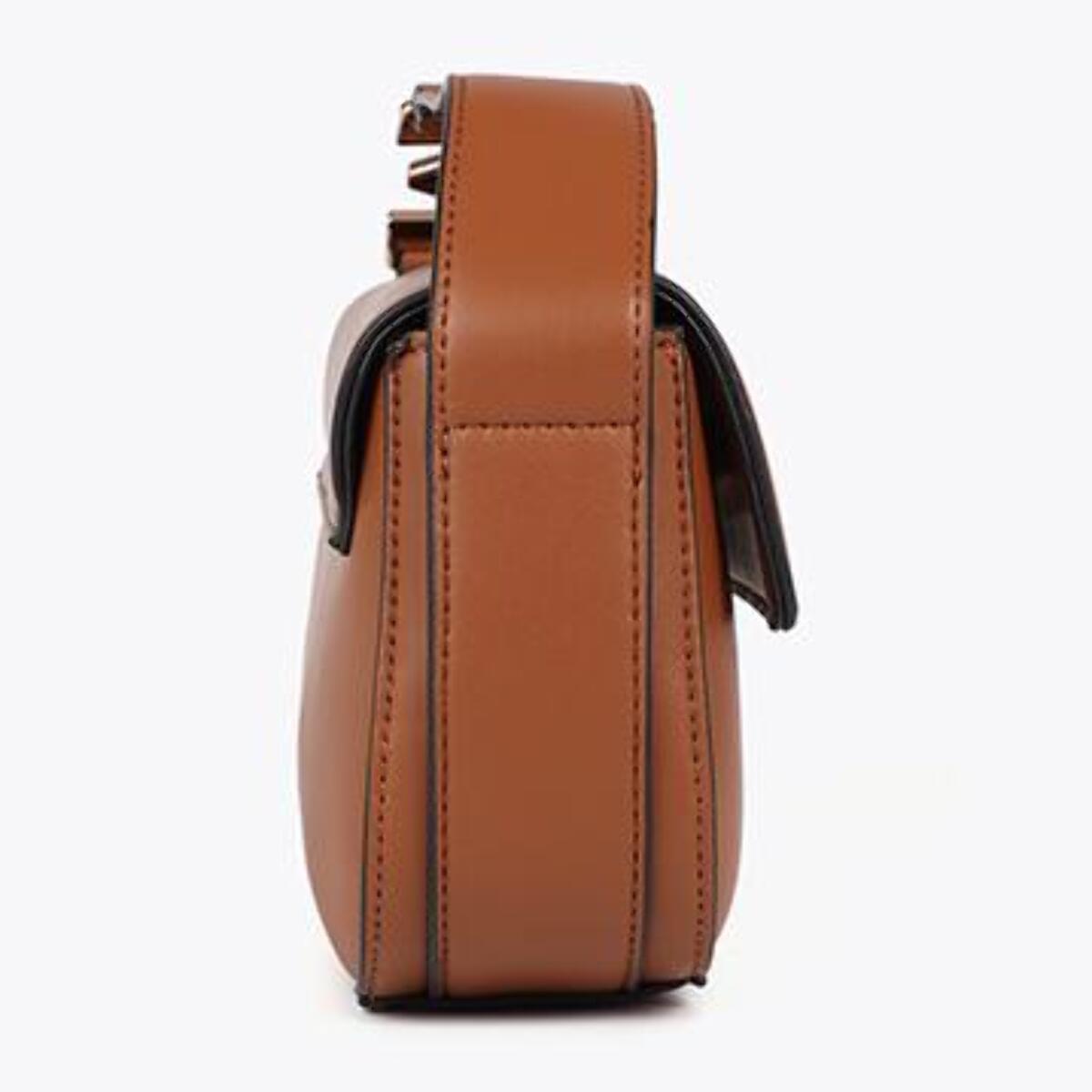 Elegante tracolla con patta, realizzata in materiale effetto pelle