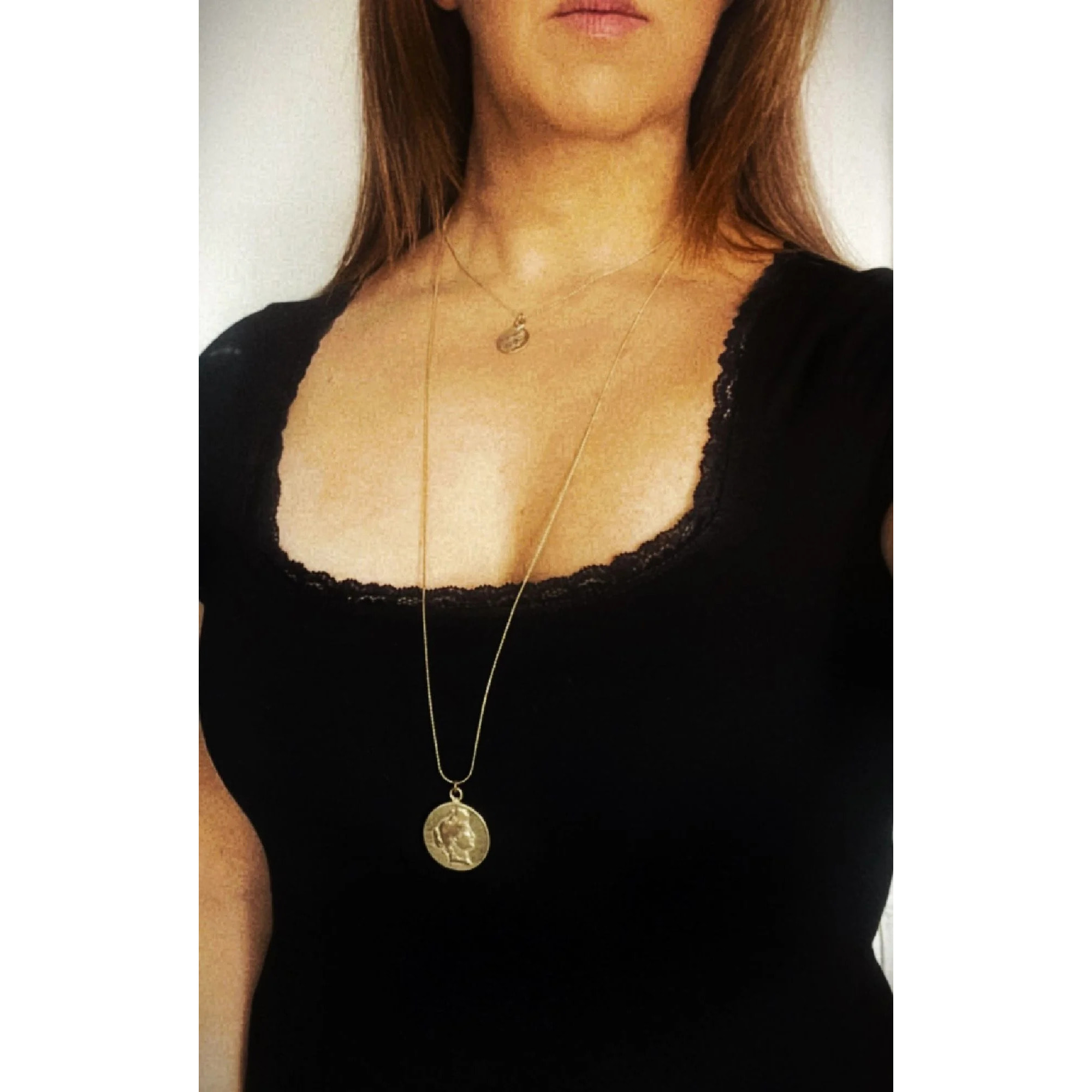 Collar doble largo con charmas de monedas en chapado dorado