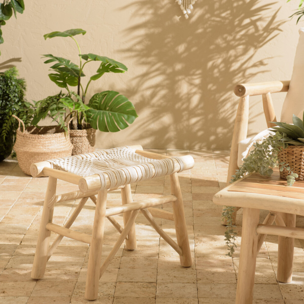 WILL - Tabouret en branches de teck naturel assise en macramé blanc