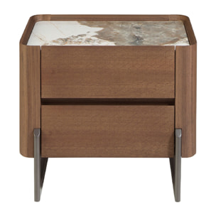 Mesita de noche de madera chapada en nogal natural y patas de acero inoxidable oscuro metalizado tapa de mármol porcelánico blanco con vetas en tonalidades grises y marrones en brillo 60x40x52cm