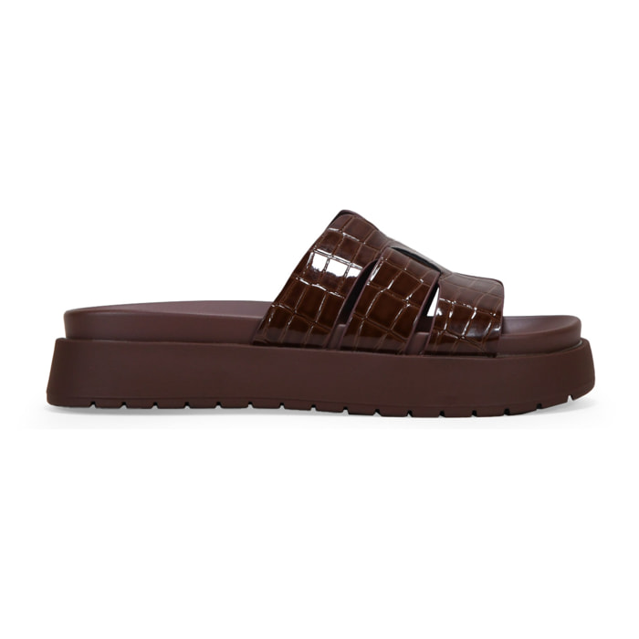 Sandalias de plataforma marrones efecto cocodrilo