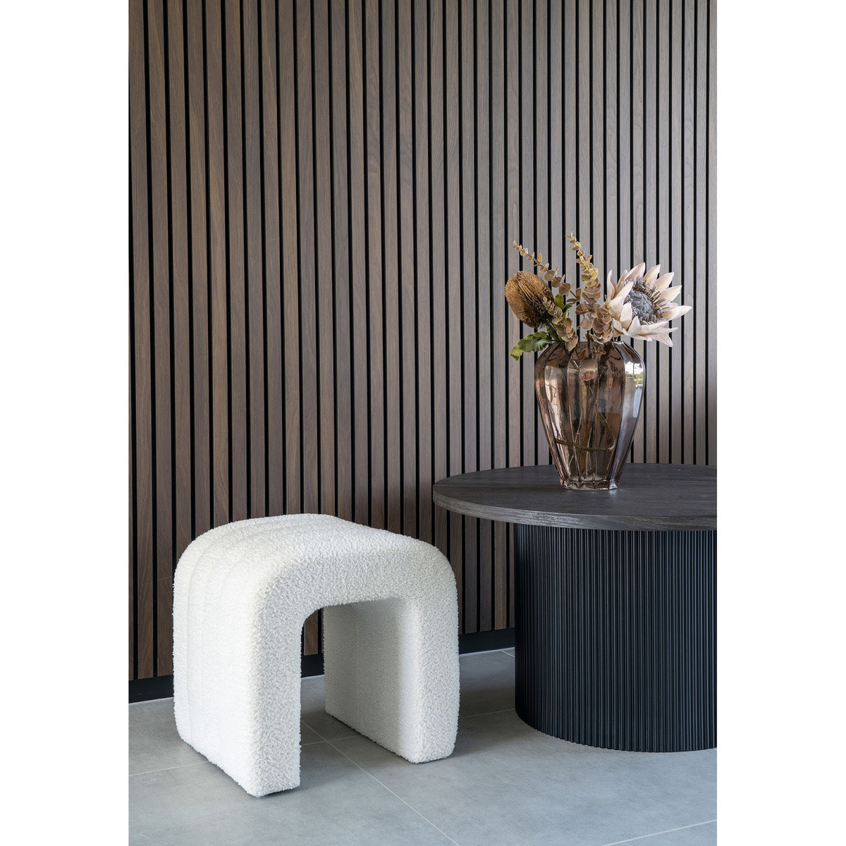 Pouf Colma in bouclé bianco forma arcata 42x41x36 cm