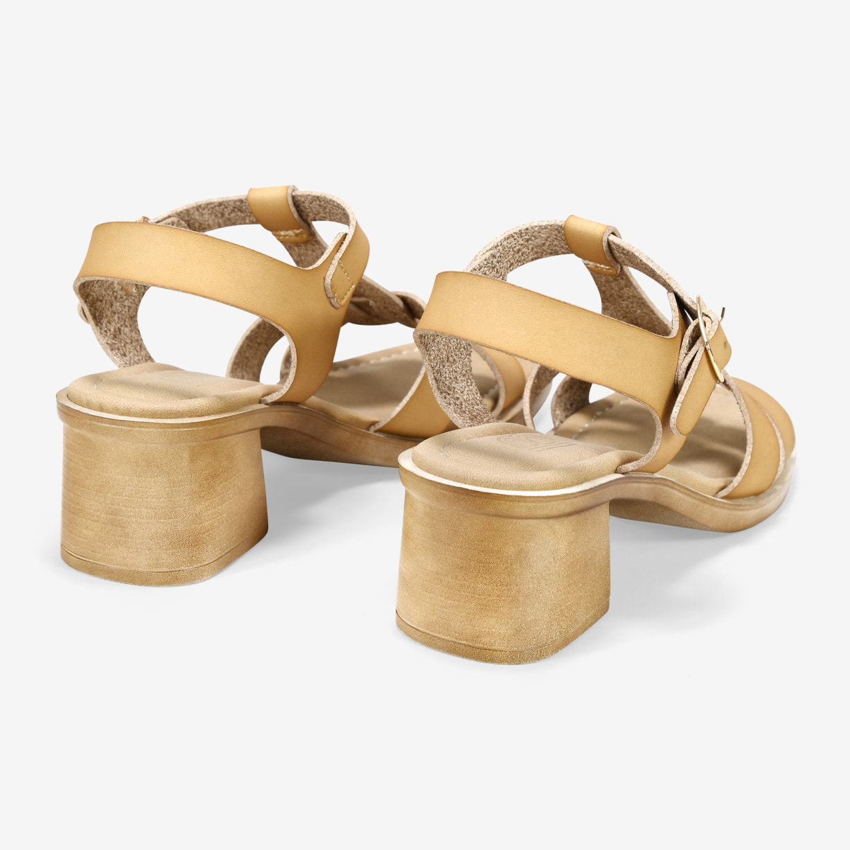 Sandalias de tacón beige con hebilla