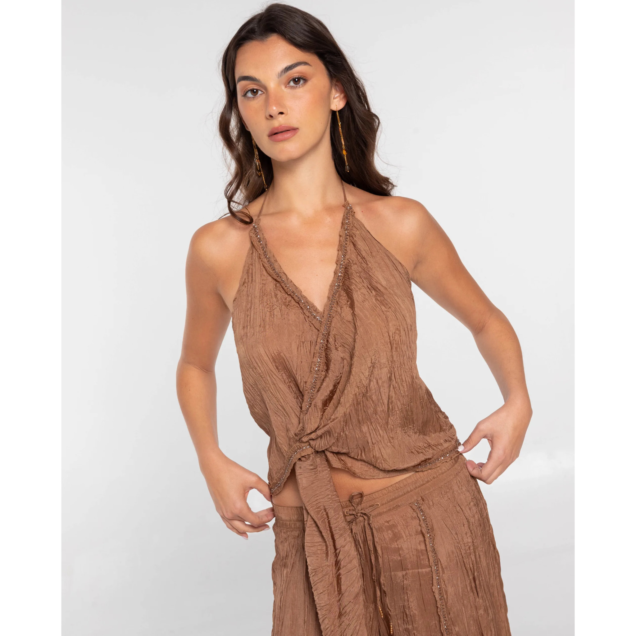 Blusa de mujer cruzada con bordados y abalorios