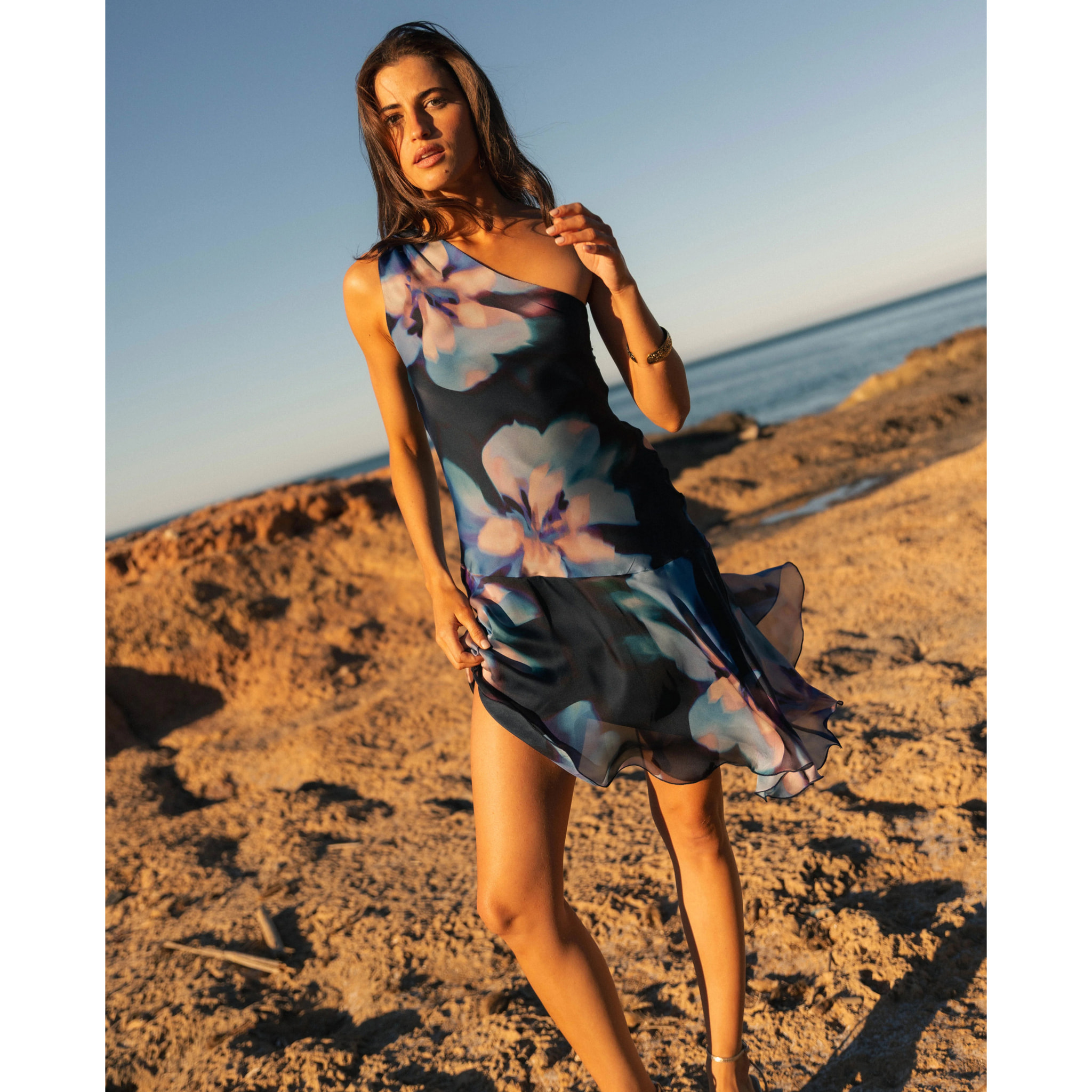 Vestido corto con escote asimétrico