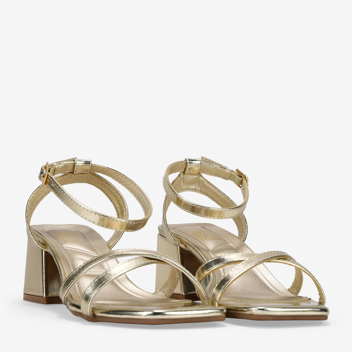Sandalias de tacón doradas con hebilla