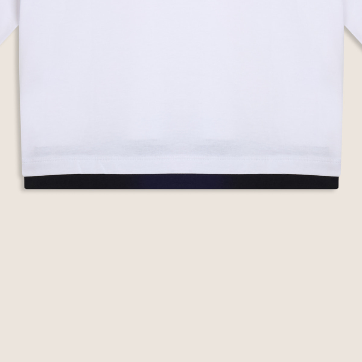 T-shirt cropped con inserto a contrasto e logo perlato