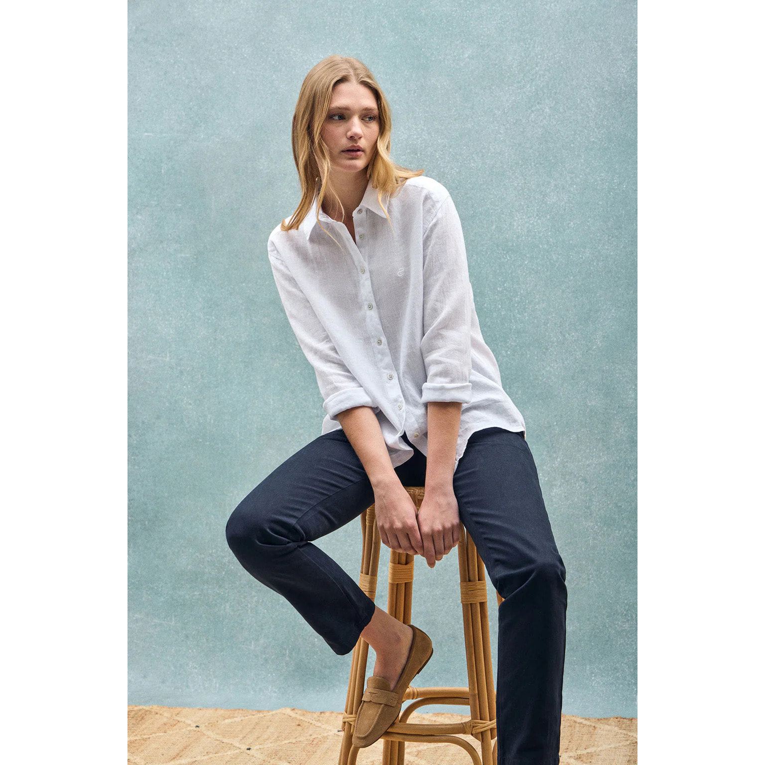 Camisa blanca garment dye de lino con monograma bordado