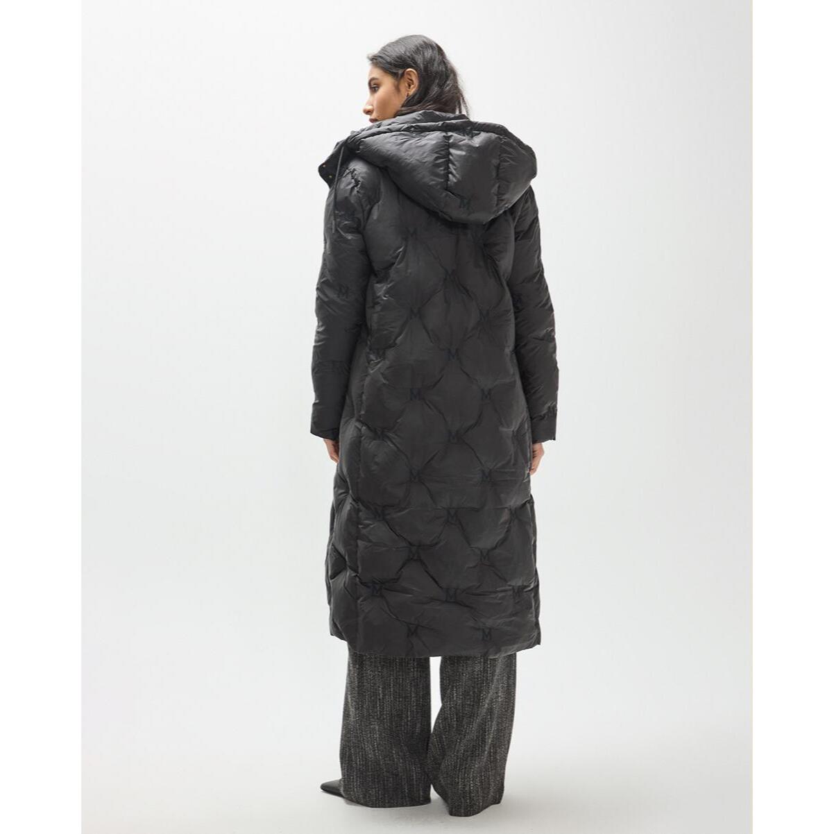 Cappotto lungo trapuntato con M ricamate