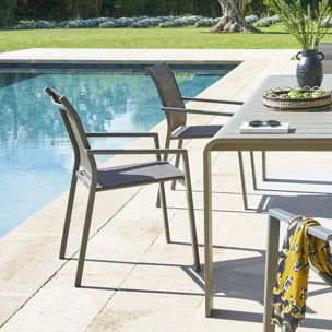 Fauteuil de jardin empilable "Essentia" wengé & praline en aluminium traité en epoxy